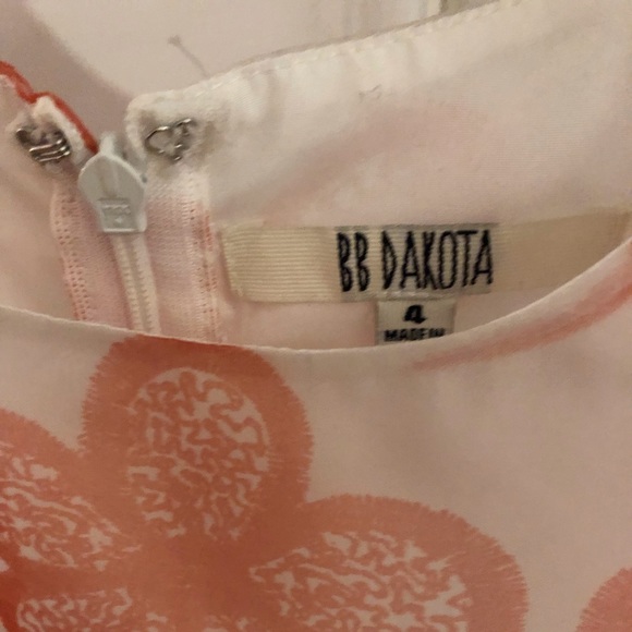 Peach colored floral dress - Picture 2 of 3